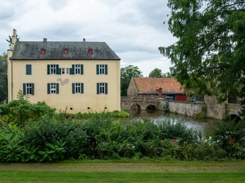 Burg Morenhoven Seitenansicht