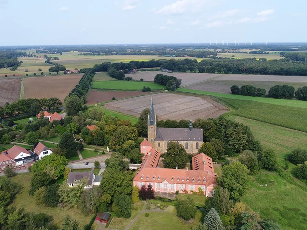 Luftaufnahme Kloster Lage Franzsikaner-Minoriten Luftaufnahme Kloster Lage Franzsikaner-Minoriten
