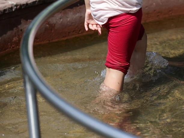 044HR - Bad Orb - Barfußpfad Beine.JPG