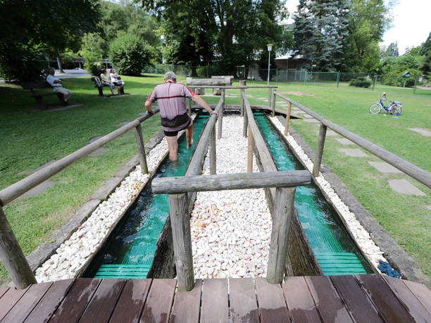 060HR - Bad Orb - Barfußpfad Kneipptretbecken.JPG