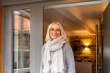 Inhaberin Karin Wolter steht im Türrahmen zu ihrem Geschäft Herzblut