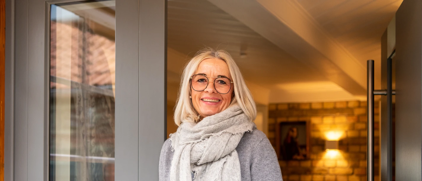 Inhaberin Karin Wolter steht im Türrahmen zu ihrem Geschäft Herzblut