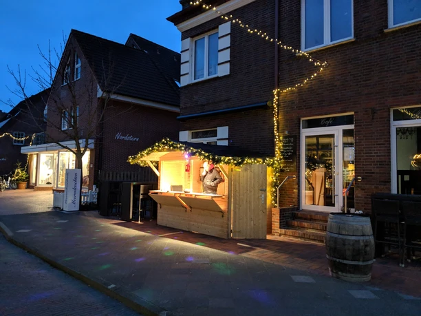 Gluehweinbude-Meeresleuchten-Juist.jpg Gluehweinbude-Meeresleuchten-Juist