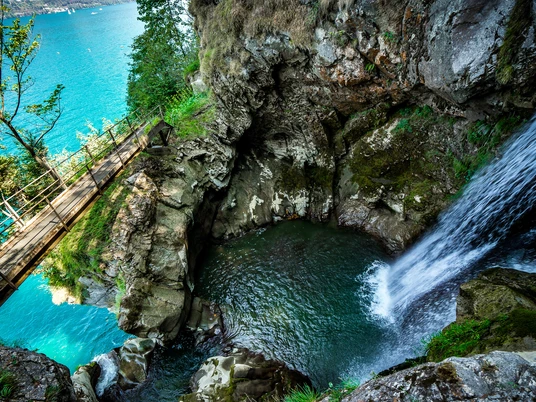 De la source au lac, le long de l'eau de Choltal