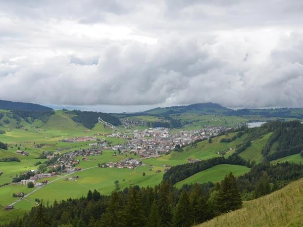 Blick auf Einsiedeln und den Sihlsee