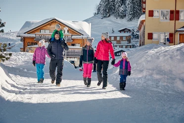 Familie am Winterwandern, Dorf Stoos