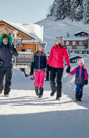 Familie am Winterwandern, Dorf Stoos