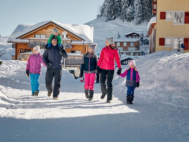 Familie am Winterwandern, Dorf Stoos