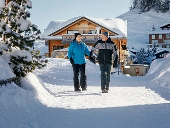 Paar am Winterwandern, Dorf Stoos