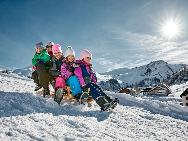 Schlitteln im Bergdorf Stoos
