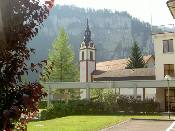 Start in Unteriberg mit markanter Dorfkirche