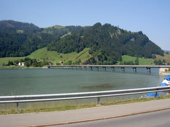 Nach dem Viadukt gehts li zurück nach Unteriberg