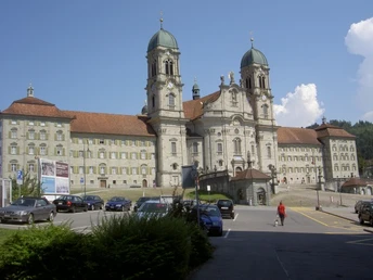 Nichts führt am barocken Kloster Einsiedeln vorbei