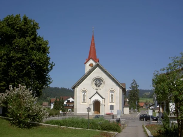 Auch in Willerzell steht die Kirche im Dorf