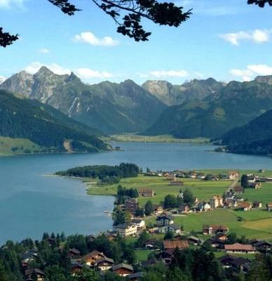 Sihlsee mit umliegenden Bergen