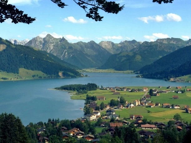 Sihlsee mit umliegenden Bergen
