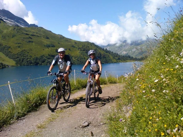 Biken am Engstlensee
