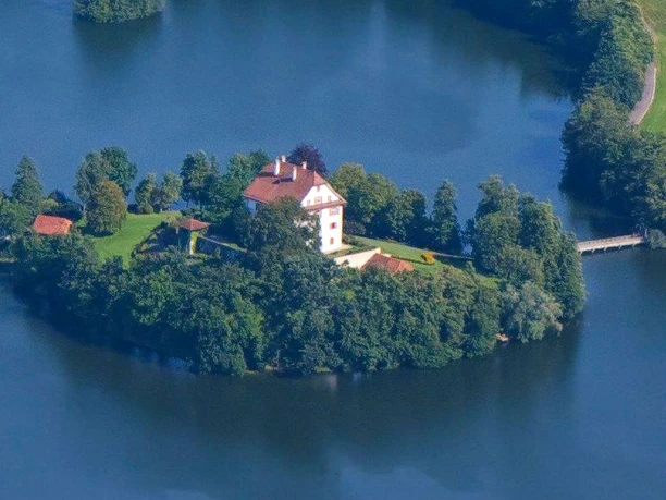Mauensee mit Schloss