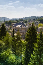 Historisches Bürgerhaus Langenberg, Velber-Langenberg Historisches Bürgerhaus Langenberg in Velbert, umgeben von grünen Hügeln und Fachwerkbauten.