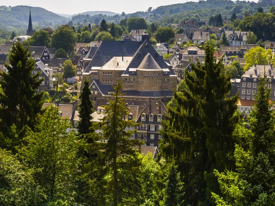 Historisches Bürgerhaus Langenberg, Velber-Langenberg Historisches Bürgerhaus Langenberg in Velbert, umgeben von grünen Hügeln und Fachwerkbauten.