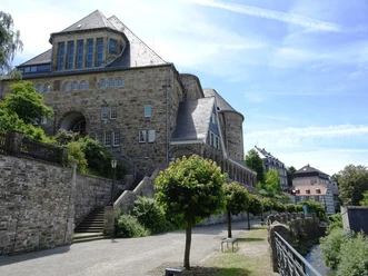 Außenansicht Historisches Bürgerhaus Langenberg Historisches Bürgerhaus Langenberg mit massiven Steinwänden, gewölbten Fenstern und gepflegtem Garten.
