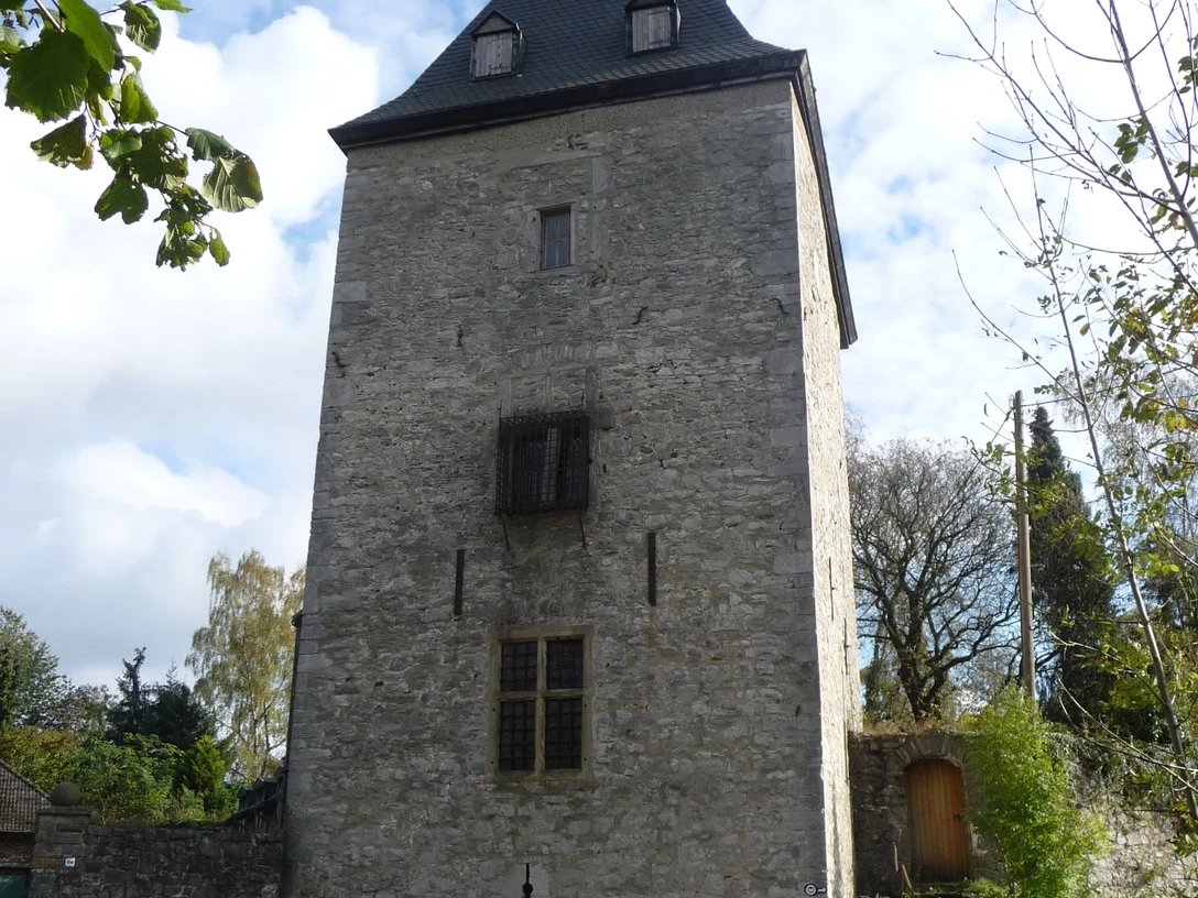 Schinderhannesturm in Schöller Der steinerne Schinderhannesturm in Schöller erhebt sich markant mit einem hohen, spitzen Dach.