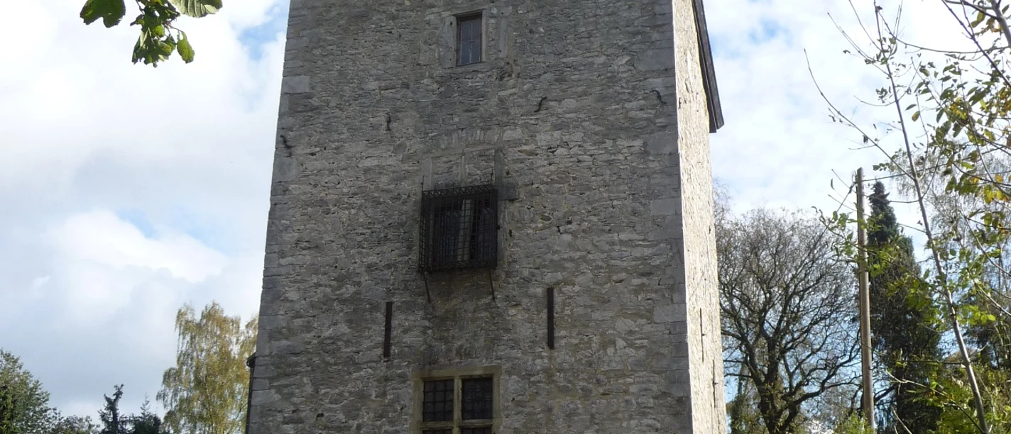 Schinderhannesturm in Schöller Der steinerne Schinderhannesturm in Schöller erhebt sich markant mit einem hohen, spitzen Dach.