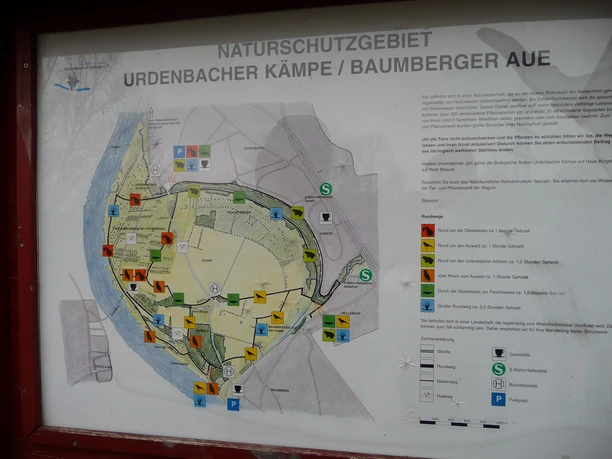 Infoschild, bald gibts noch mehr davon Informationsschild des Naturschutzgebiets Urdenbacher Kämpe mit Kartenübersicht und Symbolen.