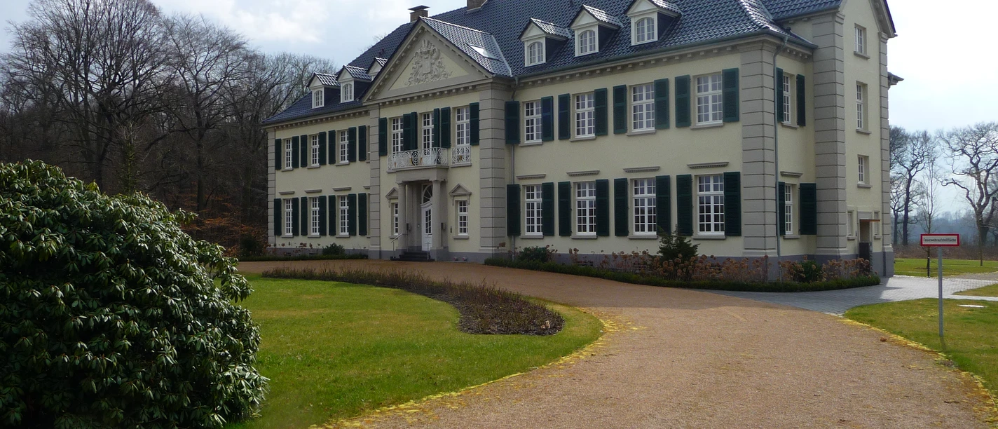 Schloss Laach Schloss Laach, ein beigefarbenes Herrenhaus, steht inmitten eines gepflegten Parks mit geschwungenen Wegen.