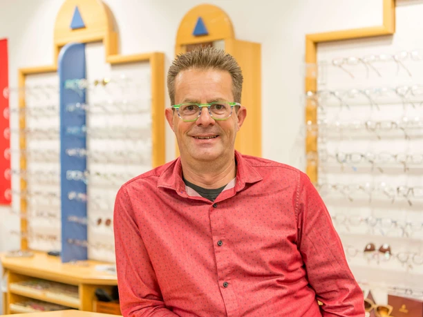 Inhaber Olaf Opitz in seinem Brillenstudio