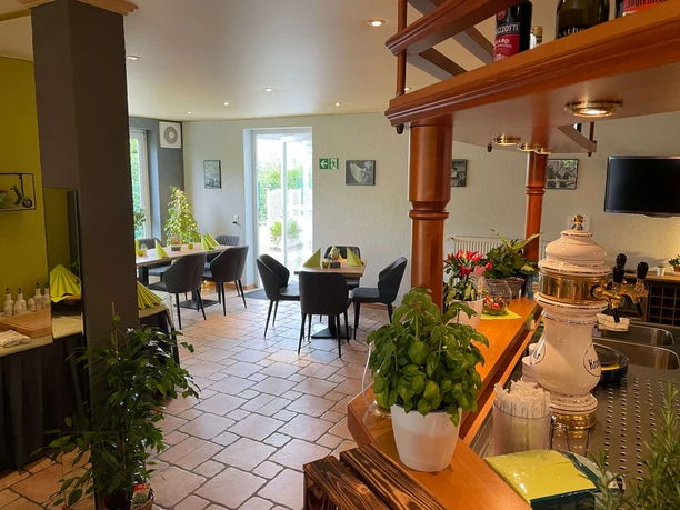 Basilico-2.jpg Gastraum, im Vordergrund die Theke mit Zapfanlage.