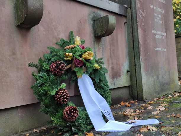 Mahnmal Exter Mahnmal in Exter, im Vordergrund ist ein Gedenkkranz zu sehen