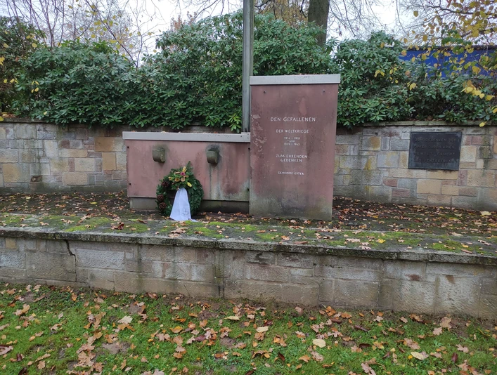 Mahnmal in Exter mit Gedenktafel und einem Kranz