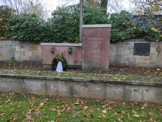 Exter Mahnmal Mahnmal in Exter mit Gedenktafel und einem Kranz
