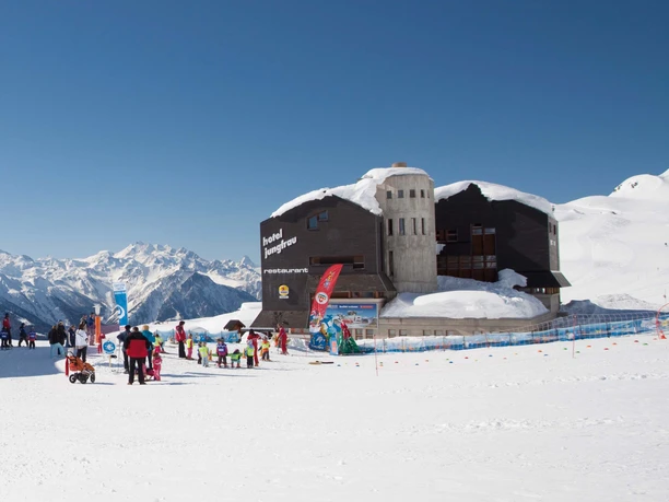 restaurant-hotel-jungfrau-fiescheralp-aussenansicht