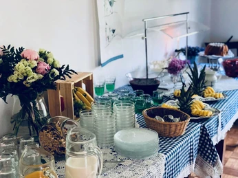 Landhaus Röscher Ein einladendes Buffet mit einer Auswahl an frischen Früchten, Getränken, Cerealien und Gebäck.