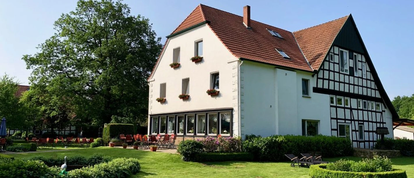 Landhaus Röscher Landhaus Röscher mit Fachwerkdetails, umgeben von gepflegtem Garten und großer Terrasse im Grünen.