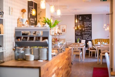 Café Mit Liebe Gemütliches Café mit Holzmöbeln und warmen Lichtern, einladender Ort für entspanntes Beisammensein.