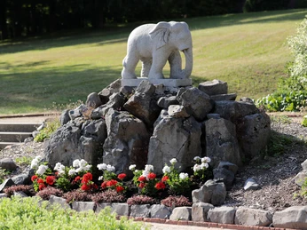 036HR - Gersfeld - Schlosspark Elefant.JPG