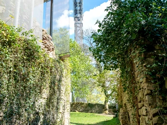 Burgruine Vlotho Blick zum Mobilfunkturm auf dem Burggelände zwischen 2 Ruinen hindruch