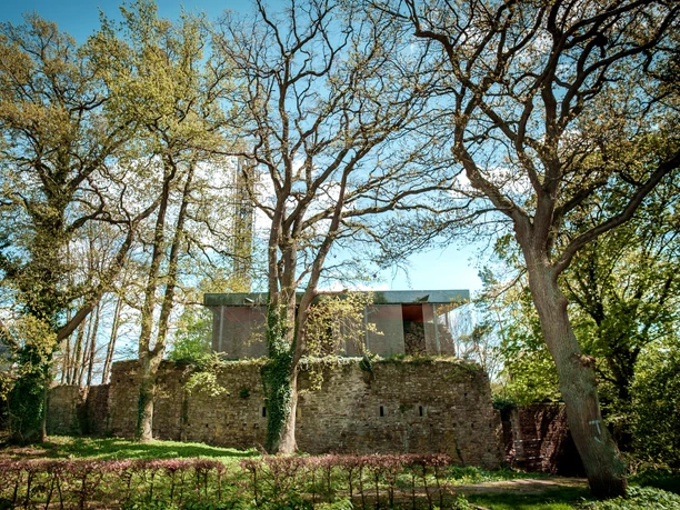 Burgruine Vlotho vom Parkplatz Blick auf einen Teil der Burgruine vom Parkplatz aus. Im Vordergrund sind Bäume zu sehen bei blauem Himmel