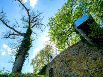 Blick von unterhalb der Burgmauer hoch zur Aussichtsplatform