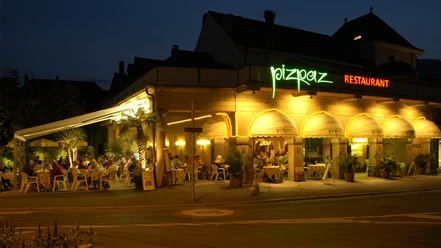 restaurant-piz-paz-aussen-gebaeude-abend-terrasse.jpg