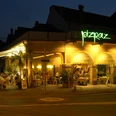 restaurant-piz-paz-aussen-gebaeude-abend-terrasse.jpg