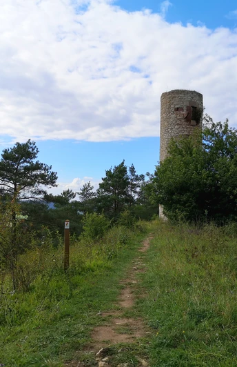 Heinturm Ein steinerner Wachtturm auf einem bewaldeten Pfad, mit weitem Ausblick über die Hügel.
