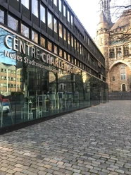 Schriftzug "Centre Charlemagne Neues Stadtmuseum Aachen" auf einer modernen Glasfront.