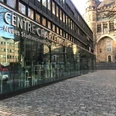 Centre Charlemagne Schriftzug Schriftzug "Centre Charlemagne Neues Stadtmuseum Aachen" auf einer modernen Glasfront.