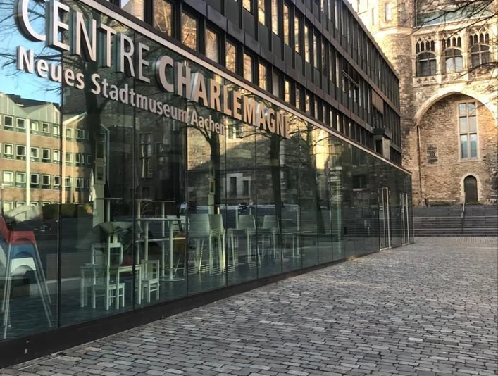 Centre Charlemagne Schriftzug Schriftzug "Centre Charlemagne Neues Stadtmuseum Aachen" auf einer modernen Glasfront.