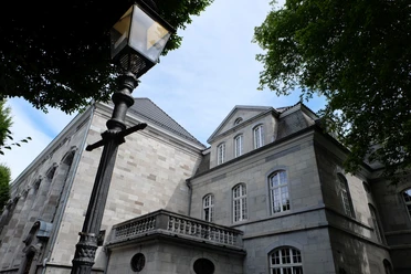 Klassizistische graue Fassade mit Flügeltüren.