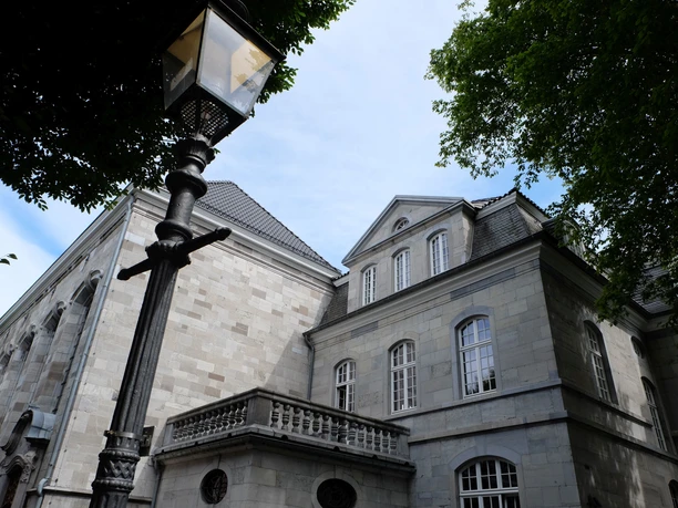 Annakirche Klassizistische graue Fassade mit Flügeltüren.